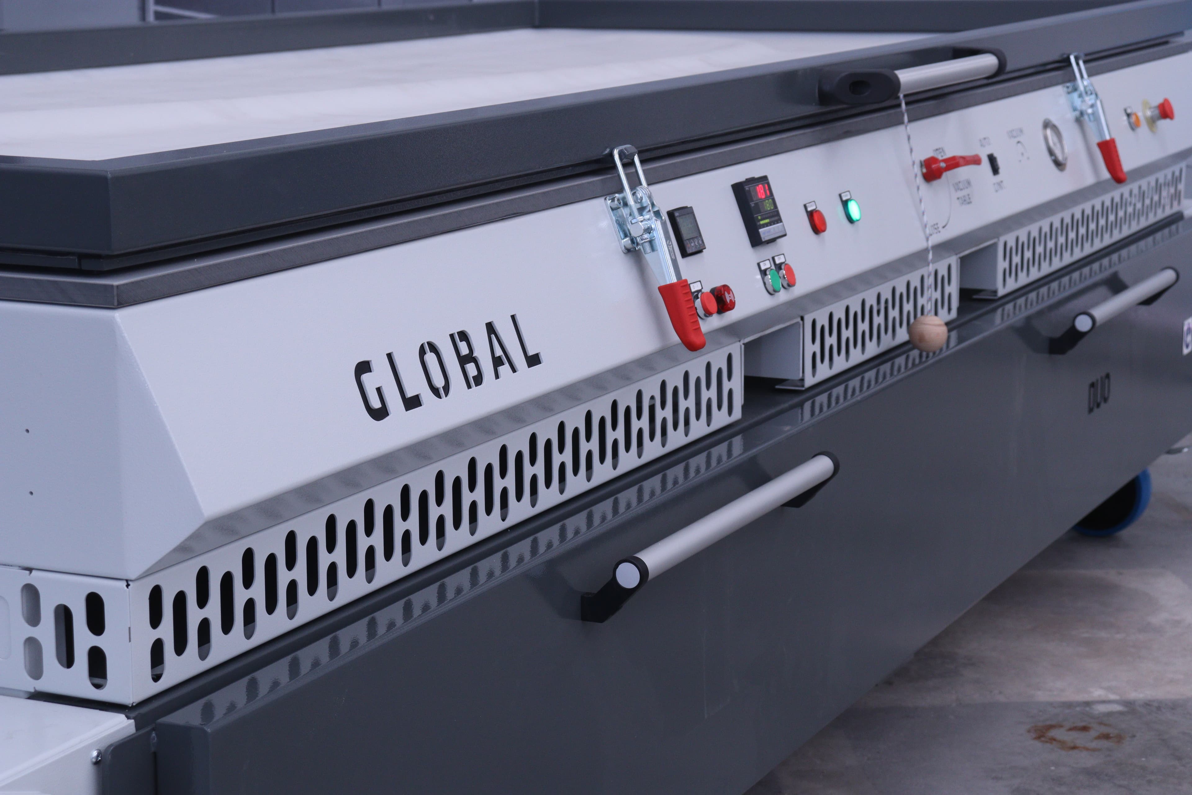 Estación de termoformado Global Duo Cross-Flow con prensa de membrana al vacío y horno